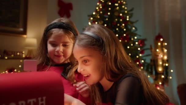 Zwei junge Schwestern werfen Briefe in den Briefkasten des Weihnachtsmannes . - Filmmaterial, Video