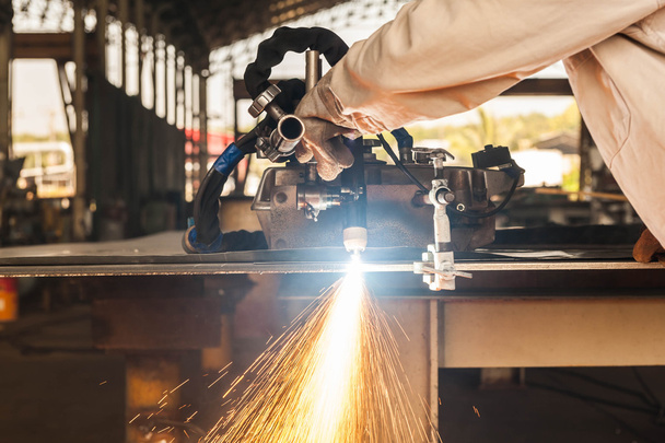 Arbeiter schweißt Stahlkonstruktion - Foto, Bild
