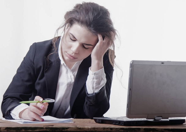 Immagine concettuale: Stress per burnout professionale. Ritratto di donna d'affari esausta e stanca in ufficio (depressione, tristezza, problemi, concetto di difficoltà) - Foto, immagini