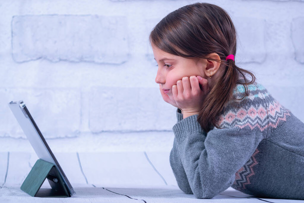 Красива молода дівчина вчить онлайн з планшетом.  - Фото, зображення