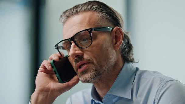 Ofiste cep telefonundan konuşan kendinden emin bir iş adamı. Gözlüklü ciddi bir CEO cep telefonunu içeriden arıyor. Sakallı müdürün, modern içişlerindeki ortağıyla iş görüşmeleri var. - Video, Çekim