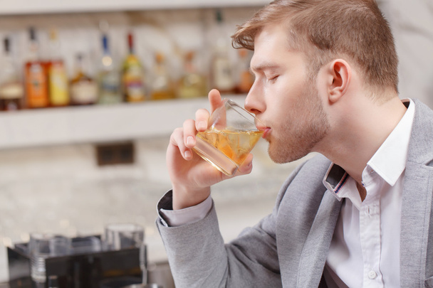 Man with a cocktail in the bar - Fotoğraf, Görsel