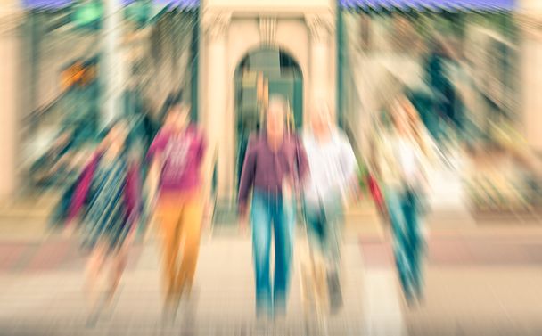 Personas multiraciales cruzando la calle cerca de Rodeo Drive y Beverly Hills - Calles llenas de gente de Los Ángeles durante la hora punta en la zona comercial de lujo - Zoom radial desenfocado con aspecto filtrado vintage
 - Foto, Imagen