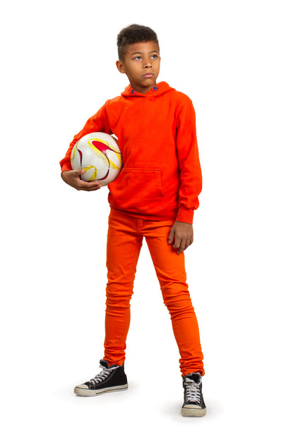 Niño con pelota de fútbol
. - Foto, imagen
