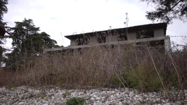 Abandoned Building in Bush at Sea Shoreline - Metraje, vídeo