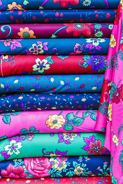Rolki z kolorowych tkanin - Zdjęcie, obraz