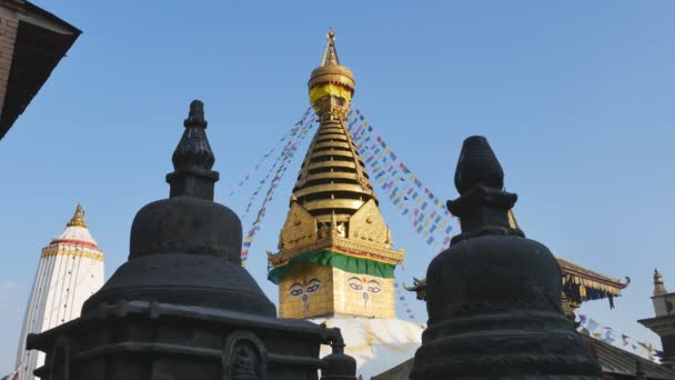 De stoepa Swayambhunath met blauwe hemel - Video