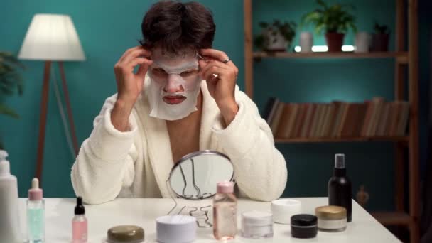 Arabischer junger Mann zieht Laken aus dem Gesicht. Gesichtspflege. Männliche Schönheitspflege. Schönheitskuren für zu Hause. Tägliche Hygiene. Kopierraum - Filmmaterial, Video