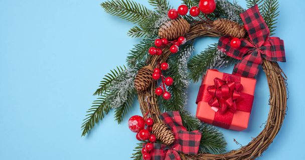 Karácsonyi dekoráció, ajándékok piros papírba csomagolva, kék háttérrel, felülnézet. Fénymásolási hely - Fotó, kép