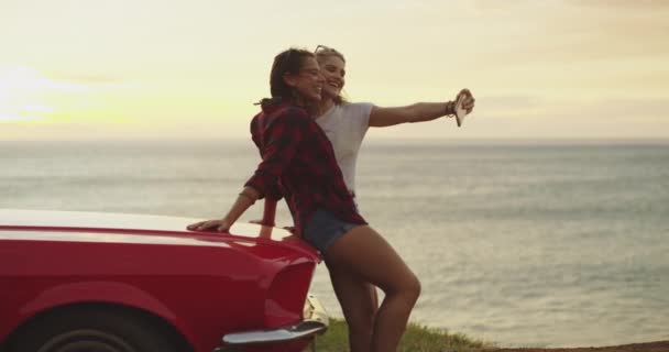 Selfie, les femmes et les amis avec sourire, voiture et en plein air sur la route pour les médias sociaux, vue sur l'océan et l'été. Technologie, internet ou poster en ligne pour l'amitié, la ville et les liens pour les souvenirs de voyage. - Séquence, vidéo