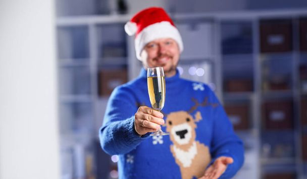Barbuto uomo sorridente indossa caldo maglione blu con tradizionale braccio di cervo tenere champagne calice brindisi nascente 2018 anno con ghirlanda incandescente concetto di sfondo primo piano
 - Foto, immagini
