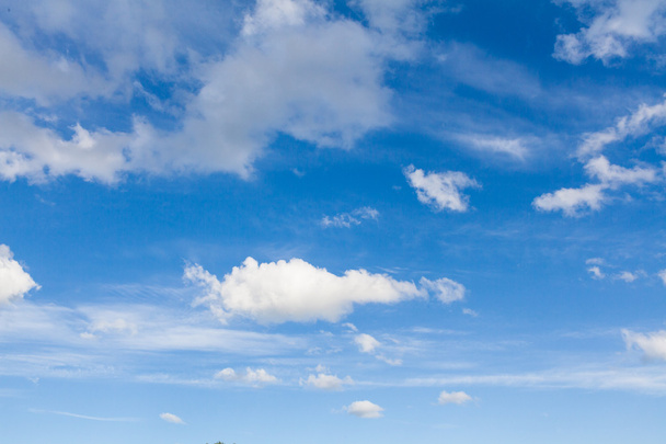 błękitne niebo pochmurne - Zdjęcie, obraz