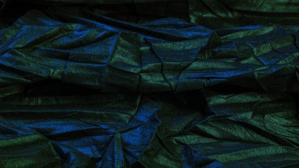 musta silkki kangas sininen smaragdi raidat, ryppyinen kangas. rakenne. Abstrakti tummanvihreä tausta, rakenne vaikutus. malli. tapetti. - Valokuva, kuva