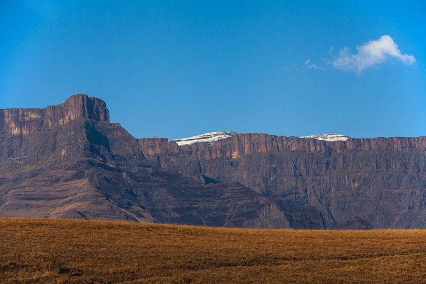 De Amfitheater formatie met een lichte besneeuwing gezien vanuit het Royal Natal National Park in de Drakensberg Zuid-Afrika - Foto, afbeelding