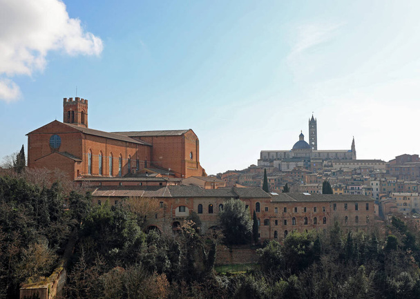 İtalya 'nın orta kesimindeki tepede katedrali ve San Domenico kilisesi olan Siena şehri panoraması. - Fotoğraf, Görsel