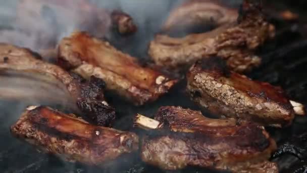 Ribben op barbecue grill - Video