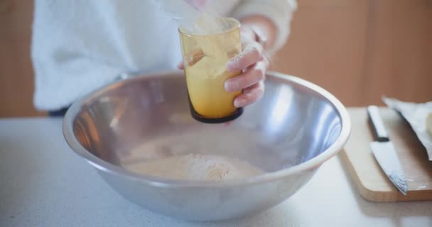 Πορτρέτο της γυναίκας προετοιμασία ζύμης για κέικ στην κουζίνα αρτοσκευάσματα - Πλάνα, βίντεο