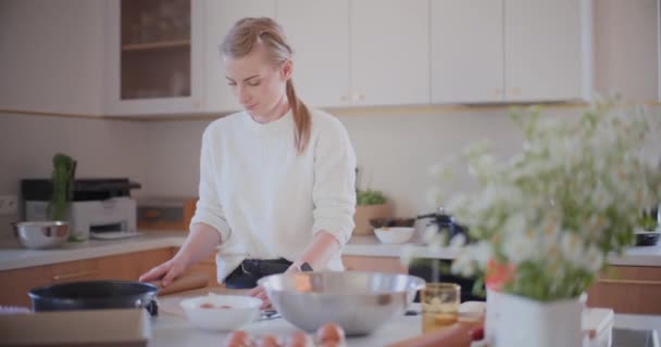 Retrato de la mujer preparando la masa para la torta en la cocina pasteles para hornear - Metraje, vídeo
