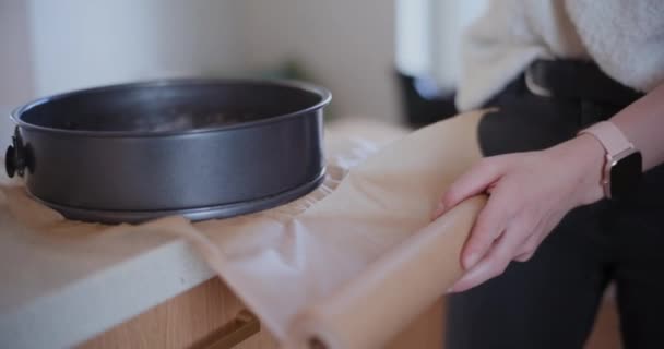 Mulher preparando ingredientes para assar pastelaria cozinha cozimento - Filmagem, Vídeo