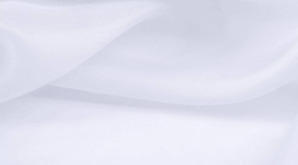 Θολή λευκό μεταξωτό ύφασμα. Ελαφριά και κομψή οργάντζα με σατέν φινίρισμα είναι ιδανική για ογκώδη και δομημένα έργα. - Φωτογραφία, εικόνα