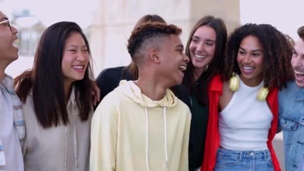 Többnemzetiségű fiatalok csoportja szórakozik együtt a szabadban. Ifjúsági közösségi barátok és nemzetközi barátság életmód koncepció - Felvétel, videó