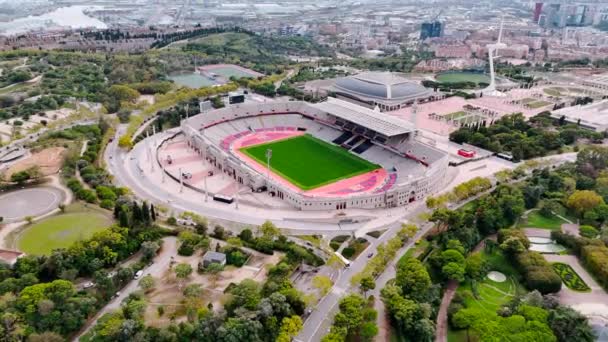 Letecký pohled na fotbalový stadion FC Barcelona. Zeleň kolem, Barcelona, Španělsko - Záběry, video