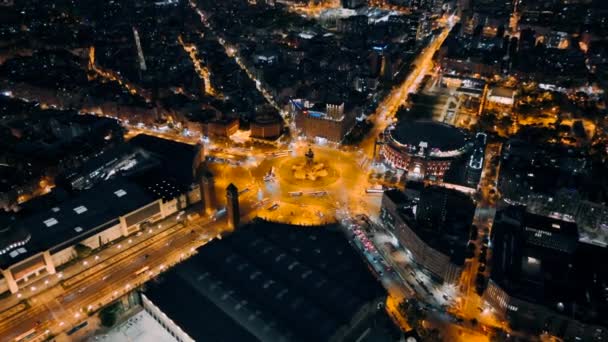 Vista aérea del dron de la Plaza de España en Barcelona por la noche, España. Rotonda con coches en movimiento, edificios - Metraje, vídeo