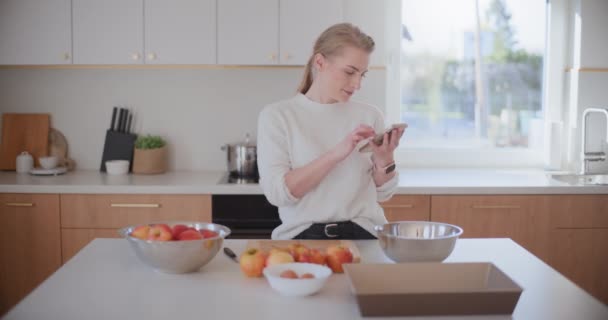 ベーキングペストリーキッチンベーキングのための成分を準備する女性 - 映像、動画