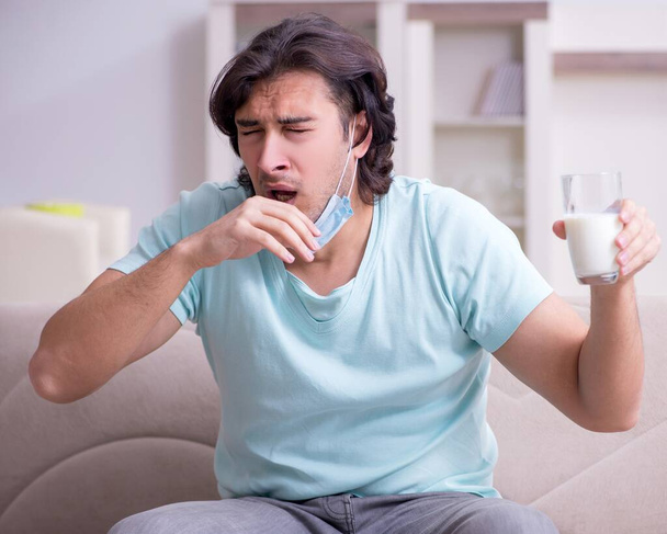 Nuori mies kärsii allergiasta - Valokuva, kuva