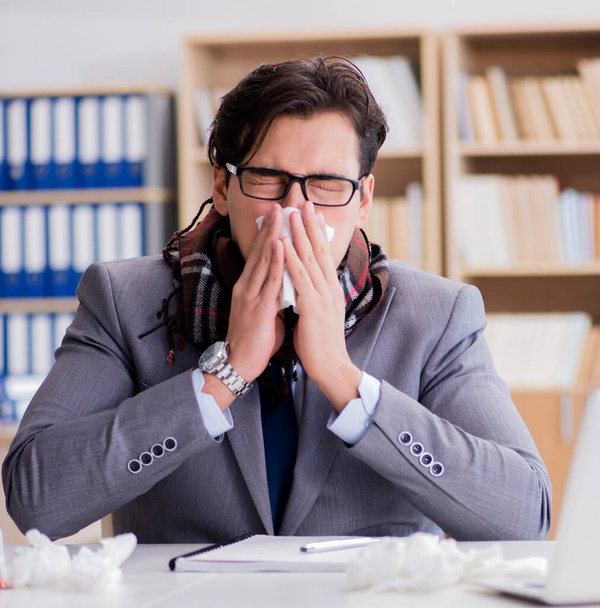 L'homme d'affaires malade souffrant de maladie dans le bureau - Photo, image