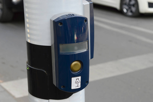 歩行者のための歩道の棒に取付けられている交通軽いスイッチ ボタン. - 写真・画像