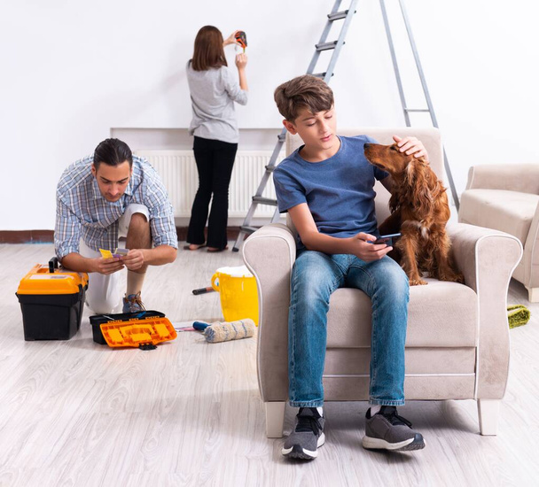 Молода сім'я робить ремонт будинку
 - Фото, зображення