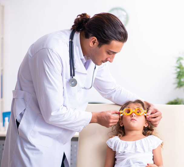 der junge Arzt Kinderarzt mit kleinem Mädchen - Foto, Bild