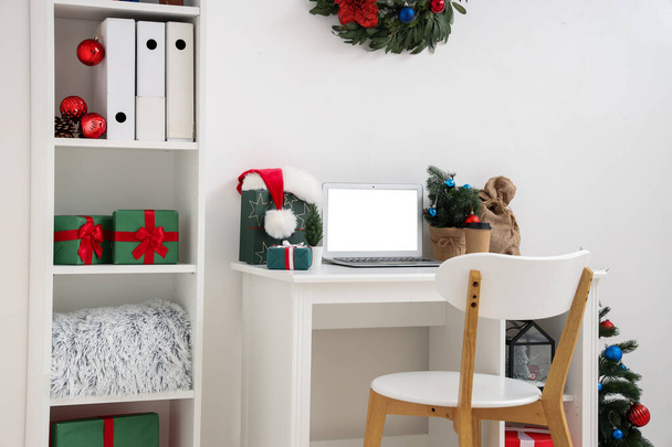 職場,棚,クリスマスの装飾が付いているオフィスの内部 - 写真・画像