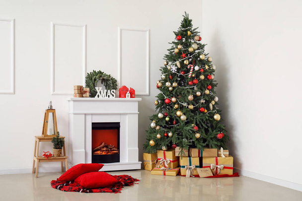 Belső tér kandallóval és karácsonyfával - Fotó, kép