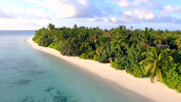 Két nyugágyat, egy egzotikus homokos strand - Felvétel, videó