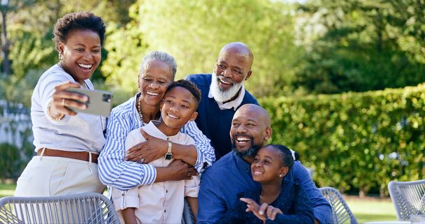 Glückliche Familie, Selfie oder Generationen mit Liebe in der Natur, im Sommerurlaub oder gemeinsam zum Smartphone-Gedächtnis. Schwarze Menschen, Großeltern oder Kinder in Lächeln, Gesicht oder Garten Wellness zu entspannen Bindung im Park. - Foto, Bild