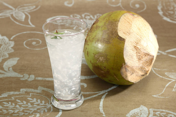 Kokosová voda ve sklenici s kokosem - Fotografie, Obrázek