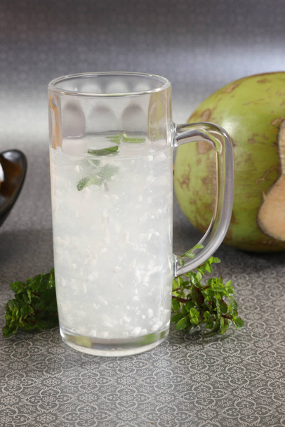 Kokosová voda ve sklenici s mincovnou Laeves - Fotografie, Obrázek