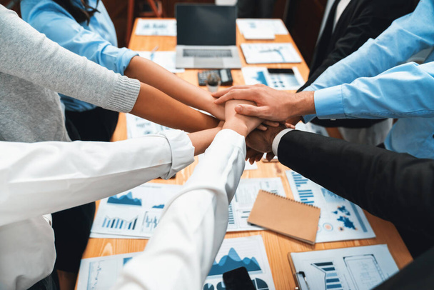 Pessoas de negócios multirraciais fazem sinergia mão empilhar juntos na sala de reuniões como cooperação ou construção de equipe para o empregado corporativo no local de trabalho. Meticuloso - Foto, Imagem