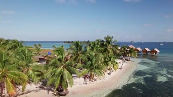 4k drone näkymä flyback idyllinen saari Karibian saarilla. San blas kaupungissa Panama - Materiaali, video