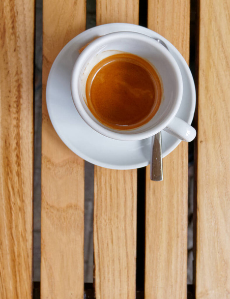 Włoskie espresso filiżanka kawy widok z góry na drewniane paski tło tabeli, miejsce na tekst - Zdjęcie, obraz