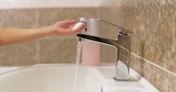 Çocuk ellerini banyoda köpüklü sabunla yıkıyor. Günlük hijyen rutini. Sağlıklı alışkanlıklar. Yüksek kalite 4k görüntü - Video, Çekim