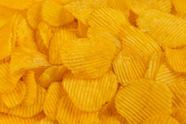 chips de pommes de terre côtelées - cadre complet close-up arrière-plan. - Photo, image