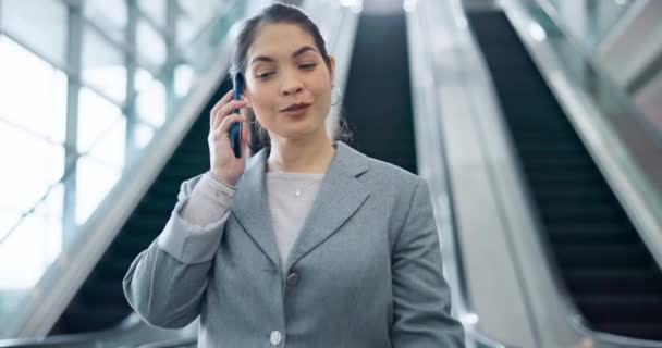 Telefon görüşmesi, konuşma ve iş kadını iletişim ve bağlantı için yürüyor. Girişimci kongredeki yürüyen merdivende, havaalanında ya da akıllı telefonlu konferansta seyahat bağlantısı ya da sohbet için bulunabilir.. - Video, Çekim