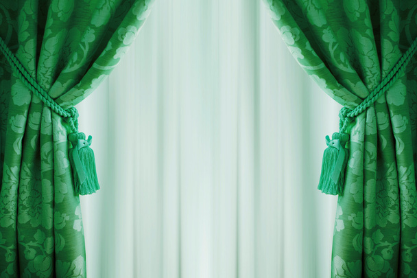 Beaux rideaux verts avec glands et tulle
 - Photo, image