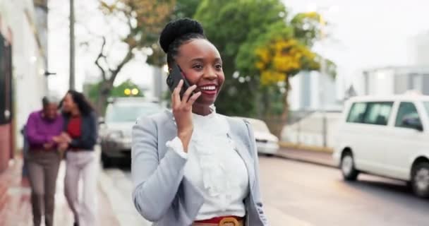 Telefone chamada, cidade e mulher negra viajar ou viajar para o trabalho falando em uma conversa móvel engraçado e feliz ao ar livre. Negócios, cidade e funcionários africanos caminhando e em discussão para a comunicação. - Filmagem, Vídeo