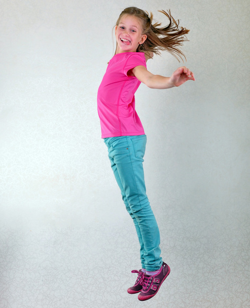 cute pretty smiling girl jumping - Foto, afbeelding