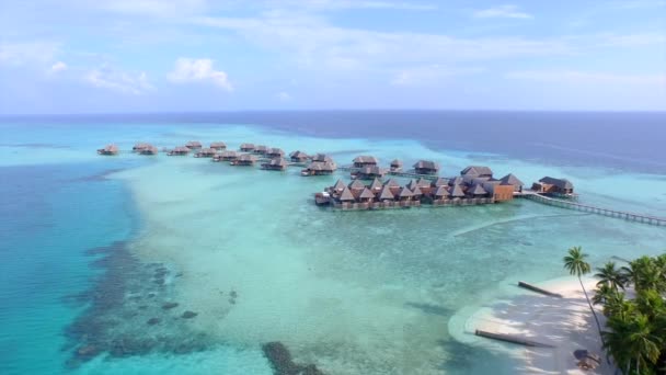 Luxuriöse Überwasser-Villen auf der Insel - Filmmaterial, Video