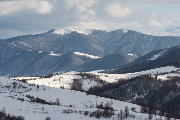 Vista de inverno das montanhas dos Cárpatos a partir do passo Synevyr, Ucrânia - Foto, Imagem